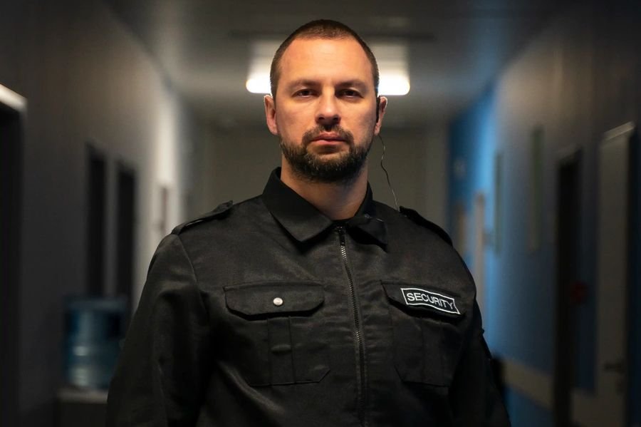Sicherheitsmitarbeiter im Nachtdienst